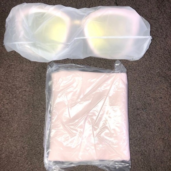 QUAY x Too Faced LIMITED EDITION Pink Sunglasses - Picture 2 of 2